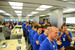 Die Apple-Mitarbeiter stehen Spalier, um die ersten Kunden zu begrüßen. 