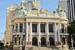 Das durch Marmor und Bronze kunstvoll verzierte ''Teatro Municipal'' beheimatet 