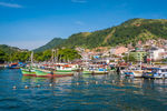 Direkt am Atlantik, entfernt der Innenstadt Rios, liegen viele kleine Fischerdö