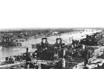 Luftaufnahme der zerbombten Südstadt mit Rheinbrücken. (<a target="_bl