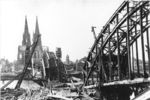 Die Hohenzollernbrücke mit Blick auf den Dom. (Bundesarchiv, B 145 Bild-P008041