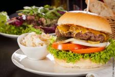 burger_hamburger-salat_imago61184895_juniart_600.jpg