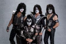 kiss_0242_1200x680.jpg