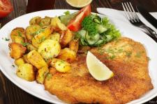 schnitzel-bratkartoffel-AdobeStock_167465445_1200x680.jpg