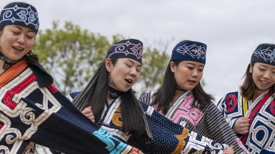 Tanzende Ainu-Frauen © The Foundation for Ainu Culture