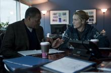 Dr. Ellis Cheever (Lawrence Fishburne) und seine Mitarbeiterin Dr. Erin Mears (Kate Winslet) sehen sich einem gewaltigen Druck ausgesetzt. (Copyright: Warner Bros.) Dr. Ellis Cheever (Lawrence Fishburne) und seine Mitarbeiterin Dr. Erin Mears (Kate Winslet) sehen sich einem gewaltigen Druck ausgesetzt. (Copyright: Warner Bros.)