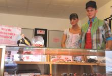 Vincenzo Delle Fontane und Maite Hummel vom "Blutsgeschwister"-Laden im Belgischen Viertel (Foto: Sebastian Reichert) Vincenzo Delle Fontane und Maite Hummel vom "Blutsgeschwister"-Laden im Belgischen Viertel (Foto: Sebastian Reichert)