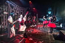 Ganz böse dreinblickende Musiker und niedliche Mädchen, das ist Babymetal aus Japan. (Foto: Dana (distortion) Yavin) Ganz böse dreinblickende Musiker und niedliche Mädchen, das ist Babymetal aus Japan. (Foto: Dana (distortion) Yavin)