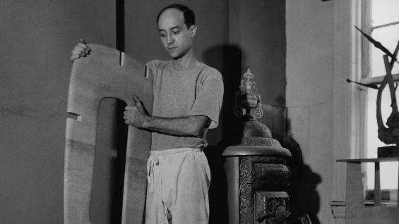 Noguchi beim Zusammenbau von Figure in seinem Atelier in der MacDougal Alley, 1944 The Noguchi Museum Archives, 03765 © The Isamu Noguchi Foundation and Garden Museum/VG Bild-Kunst, Bonn 2022 Foto: Rudolph Burckhardt, © VG Bild-Kunst, Bonn 2022 Noguchi beim Zusammenbau von Figure in seinem Atelier in der MacDougal Alley, 1944 The Noguchi Museum Archives, 03765 © The Isamu Noguchi Foundation and Garden Museum/VG Bild-Kunst, Bonn 2022 Foto: Rudolph Burckhardt, © VG Bild-Kunst, Bonn 2022