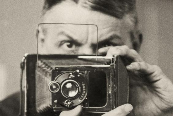 Friedrich Seidenstücker, Selbstporträt mit Kamera, ca. 1925 © Archiv Ann und Jürgen Wilde, Zülpich 2021 Friedrich Seidenstücker, Selbstporträt mit Kamera, ca. 1925 © Archiv Ann und Jürgen Wilde, Zülpich 2021