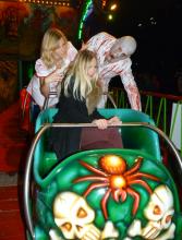 Schaurig schön: Hanna Hansen (mitte) macht auch in der Geisterbahn eine gute Figur (Foto: Cora Finner) Schaurig schön: Hanna Hansen (mitte) macht auch in der Geisterbahn eine gute Figur (Foto: Cora Finner)