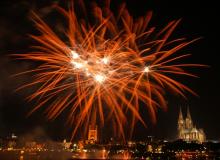 Groß, bunt, spektakulär: Das Feuerwerks-Spektakel steht in diesem Jahr im Zeichen des Drachen (Foto: Kölner Lichter) Groß, bunt, spektakulär: Das Feuerwerks-Spektakel steht in diesem Jahr im Zeichen des Drachen (Foto: Kölner Lichter)