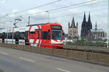 Auf zehn Straßenbahnen der KVB ist derzeit eine Werbung des Computerspiels "World of Tank" zu sehen. (Foto: dapd) Auf zehn Straßenbahnen der KVB ist derzeit eine Werbung des Computerspiels "World of Tank" zu sehen. (Foto: dapd)