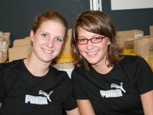 Lina Knein und Katharina Schönhofen sorgen für den reibungslosen Ablauf bei der Startnummernausgabe. Lina Knein und Katharina Schönhofen sorgen für den reibungslosen Ablauf bei der Startnummernausgabe.