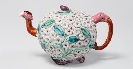 Teekanne mit applizierten „Schneeballblüten“, Porzellan, H 10,2 cm China, Yongzheng-Periode der Qing-Dynastie, 1723-35. Museum für Ostasiatische Kunst Köln, Inv. Nr. F 2019,1 © Foto: Rheinisches Bildarchiv, Marion Mennicken Teekanne mit applizierten „Schneeballblüten“, Porzellan, H 10,2 cm China, Yongzheng-Periode der Qing-Dynastie, 1723-35. Museum für Ostasiatische Kunst Köln, Inv. Nr. F 2019,1 © Foto: Rheinisches Bildarchiv, Marion Mennicken