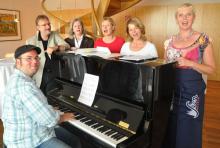 Die Veranstalter singen einen alten Schlager (v.l.n.r.: Björn Heuser, Prof. Hans-Georg Bögner, Jutta Rohde, Gisela Deckart, Priska Höflich, Anne Rixmann, Bild: Christian Rentrop) Die Veranstalter singen einen alten Schlager (v.l.n.r.: Björn Heuser, Prof. Hans-Georg Bögner, Jutta Rohde, Gisela Deckart, Priska Höflich, Anne Rixmann, Bild: Christian Rentrop)