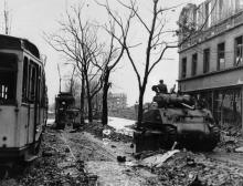 Amerikanischer Panzer auf der Aachener Straße, ca. April 1945 (Bildquelle: Historisches Archiv Köln, Fotograf: Helmut Koch) Amerikanischer Panzer auf der Aachener Straße, ca. April 1945 (Bildquelle: Historisches Archiv Köln, Fotograf: Helmut Koch)