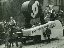 Motivwagen „Däm han se op d´r Schlips getrodde!“ („Dem haben Sie auf den Schlips getreten!“) im Rosenmontagszug 1936. Copyright: NS-DOK Motivwagen „Däm han se op d´r Schlips getrodde!“ („Dem haben Sie auf den Schlips getreten!“) im Rosenmontagszug 1936. Copyright: NS-DOK