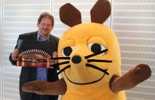 Georg Alef und die WDR-Maus präsentieren das Feuerwerkskonzept für die Hohenzollernbrücke (Foto: Christian Rentrop) Georg Alef und die WDR-Maus präsentieren das Feuerwerkskonzept für die Hohenzollernbrücke (Foto: Christian Rentrop)