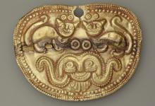 Kunstvoll mit Raubkatzen verzierter Nasenschmuck aus Peru, entstanden etwa um die Zeitenwende. Foto: Marion Menisken/RBA-RJM Kunstvoll mit Raubkatzen verzierter Nasenschmuck aus Peru, entstanden etwa um die Zeitenwende. Foto: Marion Menisken/RBA-RJM