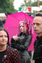 Hilft bei Sonne und Regen: Ein rosa Schirm ist nicht nur was für kleine Mädchen. (Foto: Helmut Löwe) Hilft bei Sonne und Regen: Ein rosa Schirm ist nicht nur was für kleine Mädchen. (Foto: Helmut Löwe)