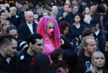 Rosa Tupfer in einem Meer von Schwarz: Die "schwarze Szene" kann auch bunt sein. (Foto: Helmut Löwe) Rosa Tupfer in einem Meer von Schwarz: Die "schwarze Szene" kann auch bunt sein. (Foto: Helmut Löwe)