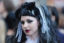 Auch 2010 wieder dabei? Eine Besucherin des fünften Amphi Festivals 2009 im Kölner Tanzbrunnen. (Foto: Helmut Löwe) Auch 2010 wieder dabei? Eine Besucherin des fünften Amphi Festivals 2009 im Kölner Tanzbrunnen. (Foto: Helmut Löwe)
