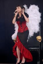 Der Auftritt von Blutengel: düster und romantisch - was fürs Auge und fürs Ohr. (Foto: Helmut Löwe)