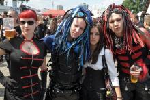 Cyber-Goths auf dem Amphi Festival: nur eine der verschiedenen Gruppierungen der "schwarzen Szene". (Foto: Helmut Löwe) Cyber-Goths auf dem Amphi Festival: nur eine der verschiedenen Gruppierungen der "schwarzen Szene". (Foto: Helmut Löwe)