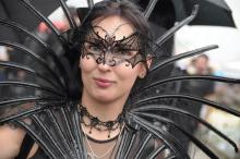 Zum Amphi Festival geht man nicht hopplahopp gekleidet: Aufwändige Outfits machen die Besucher aus. (Foto: Helmut Löwe) Zum Amphi Festival geht man nicht hopplahopp gekleidet: Aufwändige Outfits machen die Besucher aus. (Foto: Helmut Löwe)