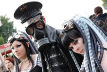 Besucher des Amphi-Festivals: da ist gut Schwitzen unter der Gasmaske. (Foto: Helmut Löwe)