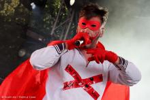 "Superheld" Dero Goi: alleine Fliegen klappt nicht. (Foto: Helmut Löwe)