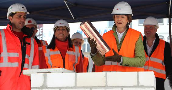 OB Henriette Reker hält die Messingplombe, die dann in den Grundstein gesetzt wird. Sie ist gefüllt mit Zeitdokumenten. Foto: Jürgen Schön OB Henriette Reker hält die Messingplombe, die dann in den Grundstein gesetzt wird. Sie ist gefüllt mit Zeitdokumenten. Foto: Jürgen Schön