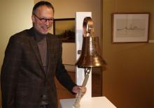 Ein lauter Spaß: Michael Euler-Schmidt, Vizedirektor des Stadtmuseums, läutet die Schiffsglocke der Fregatte "Köln". Foto: Jürgen Schön Ein lauter Spaß: Michael Euler-Schmidt, Vizedirektor des Stadtmuseums, läutet die Schiffsglocke der Fregatte "Köln". Foto: Jürgen Schön