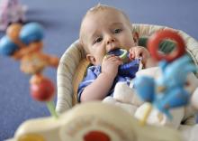 Ein Beißring eignet sich nicht nur zum Spielen, sondern lindert auch den Schmerz beim Zahnwuchs. (Foto: dapd) Ein Beißring eignet sich nicht nur zum Spielen, sondern lindert auch den Schmerz beim Zahnwuchs. (Foto: dapd)