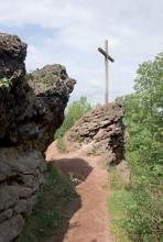 Am Gipfelkreuz angelangt: Zuvor geht es zwischen Lavafelsen hindurch. (Foto: Eddie Meier)