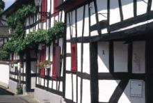 Alter Ortskern Fachwerk mit bunten Läden und Begrünung. (Foto: Michael Bengel)