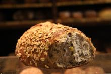 Der Star bei Balkhausen: das Adenauerbrot, erfunden von Kölns bekanntem Bürgermeister, mit ganzen Maiskörner. (Foto: Sebastian A. Reichert) Der Star bei Balkhausen: das Adenauerbrot, erfunden von Kölns bekanntem Bürgermeister, mit ganzen Maiskörner. (Foto: Sebastian A. Reichert)