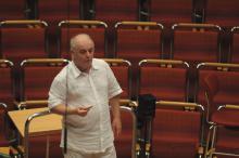 Dirigent Daniel Barenboim bei der Generalprobe von Beethovens 1. und 2. Sinfonie in der Kölner Philharmonie. Dirigent Daniel Barenboim bei der Generalprobe von Beethovens 1. und 2. Sinfonie in der Kölner Philharmonie.