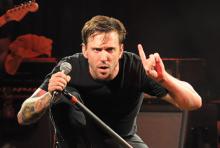 Ben Kowalewicz: Der Billy-Talent-Sänger verausgabt sich und reißt das Publikum mit. (Foto: Helmut Löwe) Ben Kowalewicz: Der Billy-Talent-Sänger verausgabt sich und reißt das Publikum mit. (Foto: Helmut Löwe)