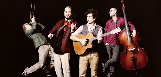 "Achtung: Keine Bestuhlung!" heißt es beim Konzert des Quartetts "Bukhara" – es darf also nach Lust und Laune getanzt werden. (Foto via Kunstsalon.de) "Achtung: Keine Bestuhlung!" heißt es beim Konzert des Quartetts "Bukhara" – es darf also nach Lust und Laune getanzt werden. (Foto via Kunstsalon.de)