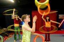 Hula Hoop-Reifen schwingen, Diabolo spielen oder Jongieren können die Kinder auf verschiedenen Zirkusfreizeiten (Foto: dapd) Hula Hoop-Reifen schwingen, Diabolo spielen oder Jongieren können die Kinder auf verschiedenen Zirkusfreizeiten (Foto: dapd)