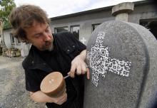 Und so sehen sie aus, die Qr-Codes, die Andreas Rosenkranz auf Grabsteine meißelt. (Foto: Roberto Pfeil/dapd) Und so sehen sie aus, die Qr-Codes, die Andreas Rosenkranz auf Grabsteine meißelt. (Foto: Roberto Pfeil/dapd)