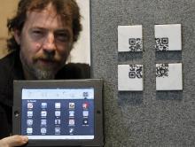 Um die Qr-Codes auszulesen, benötigt der Grabbesucher einen passenden Reader. (Foto: Roberto Pfeil/dapd) Um die Qr-Codes auszulesen, benötigt der Grabbesucher einen passenden Reader. (Foto: Roberto Pfeil/dapd)