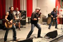 AC/DC-Rock im Frauenknast: Die Bonner Dirty Deeds in der Kölner JVA Ossendorf. (Foto: S. Gaul, bonnaparte.de) AC/DC-Rock im Frauenknast: Die Bonner Dirty Deeds in der Kölner JVA Ossendorf. (Foto: S. Gaul, bonnaparte.de)
