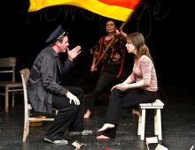 "Deportation Cast" im Theater im Bauturm: Politischer Protest gegen Abschiebungen ins Kosovo. Foto: MeyerOriginals / TiB "Deportation Cast" im Theater im Bauturm: Politischer Protest gegen Abschiebungen ins Kosovo. Foto: MeyerOriginals / TiB
