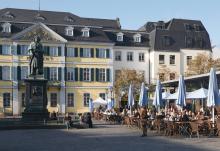 Auf der Hauptbühne auf dem Münsterplatz findet die Auftaktveranstaltung mit den Bläck Fööss am 1. Oktober statt. Auf der Hauptbühne auf dem Münsterplatz findet die Auftaktveranstaltung mit den Bläck Fööss am 1. Oktober statt.