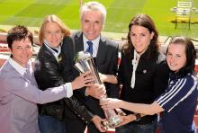 Jürgen Roters als Hahn im Fußballkorb: Kölns OB mit Heidi Vater, Martina Voss-Tecklenburg, Ursula Holl (Duisburg) und Melanie Groll (Jena) (v.l.n.r.). (Foto: Helmut Löwe) Jürgen Roters als Hahn im Fußballkorb: Kölns OB mit Heidi Vater, Martina Voss-Tecklenburg, Ursula Holl (Duisburg) und Melanie Groll (Jena) (v.l.n.r.). (Foto: Helmut Löwe)