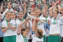 Jubel über den Gewinn des "Pottes": Zum dritten Mal wurden die Fußballdamen des FCR Duisburg 2010 DFB-Pokalsieger. (Foto: ddp) Jubel über den Gewinn des "Pottes": Zum dritten Mal wurden die Fußballdamen des FCR Duisburg 2010 DFB-Pokalsieger. (Foto: ddp)
