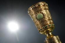 Der begehrte Metallkelch: seit 1965 wird der DFB-Pokal in seiner jetzigen Form vergeben. (Foto: dapd) Der begehrte Metallkelch: seit 1965 wird der DFB-Pokal in seiner jetzigen Form vergeben. (Foto: dapd)